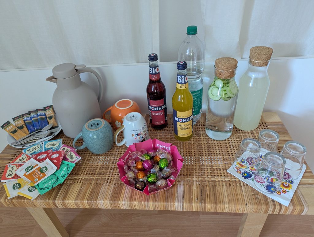 Kleine Getränkestation mit Tee, Wasser und Snacks, bereitgestellt für Workshops und Fortbildungen im Verstehensraum Erlangen