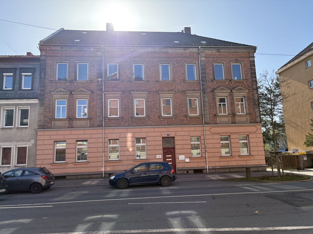 Außenansicht der Praxis Verstehensraum in der Drausnickstraße 8 in Erlangen mit den seitlichen Parkbuchten vor dem Gebäude- kostenloses telefonisches Erstgespräch
